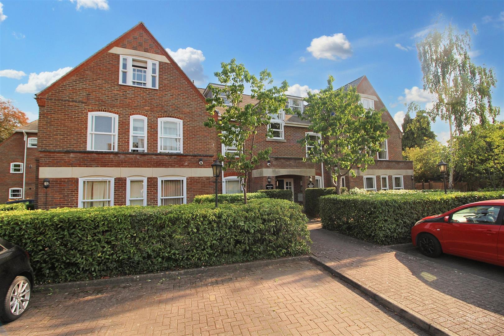 2 bed property in Parkhouse Lane, Reading